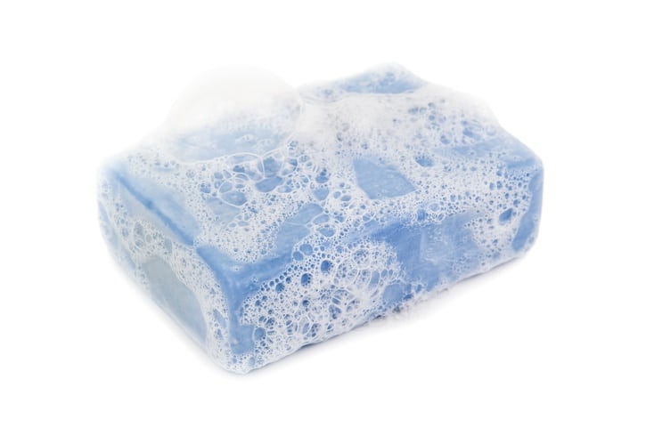 Pastilla de champ&uacute; s&oacute;lido azul con espuma