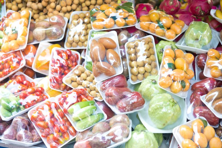 Multitud de frutas envueltas en bandejas de porexpán y film transparente. Sería mejor utilizar bolsas de malla para frutas y verduras, ¿no crees?