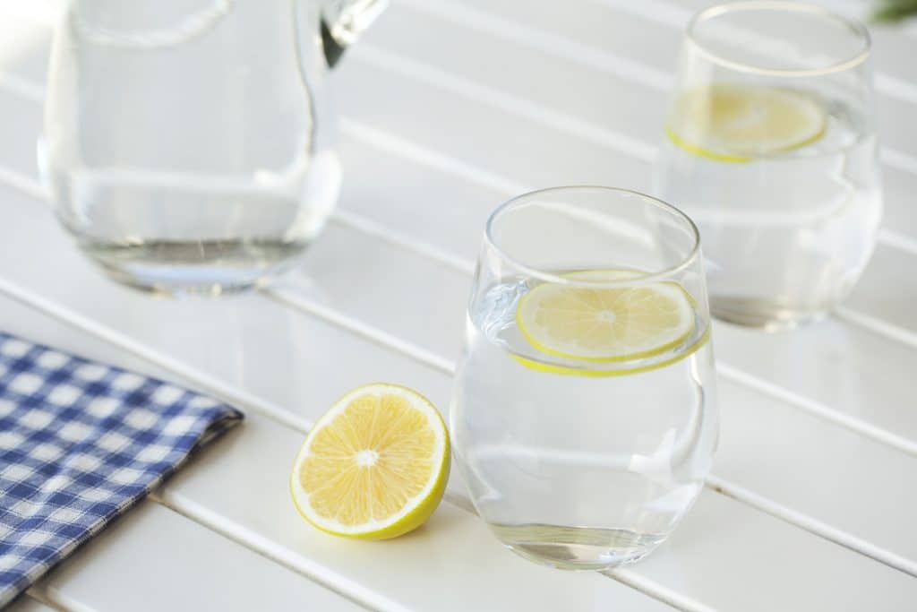 Deliciosa y refrescante agua con limón, procedente de una jarra filtradora de agua. ¡Ahorra plástico y dinero!