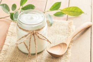 Descubre aquí cómo hacer un delicioso yogur casero como el de la foto.