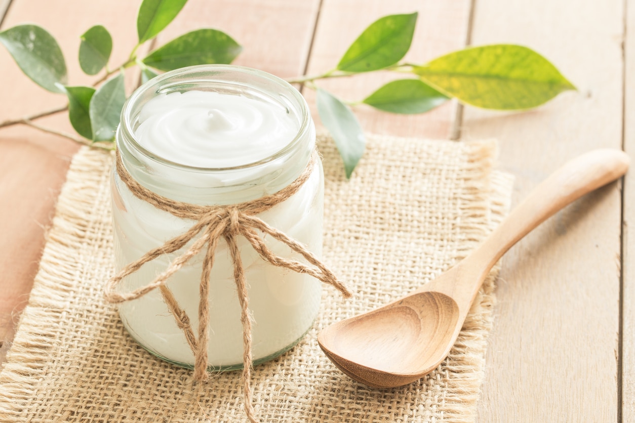Descubre aquí cómo hacer un delicioso yogur casero como el de la foto.